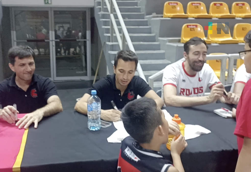 Halcones Rojos Veracruz conviven con niños y niñas de la Academia infantil